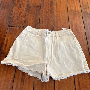 HOLLISTER CREAM MOM SHORTS